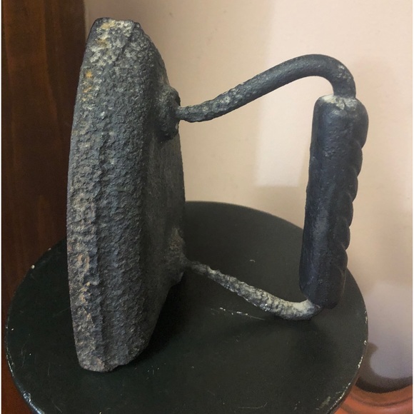 Antique clothes iron - Picture 1 of 11